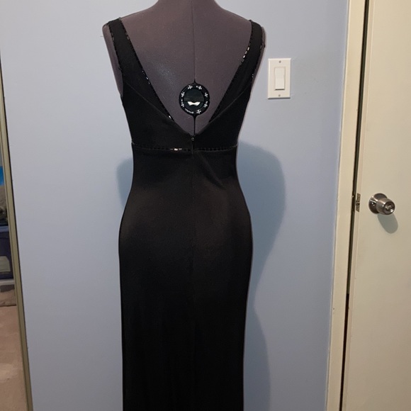 MAX AND CLEO stunning black fitted dress with low V-neck/back neck. Size 2. - Picture 6 of 12
